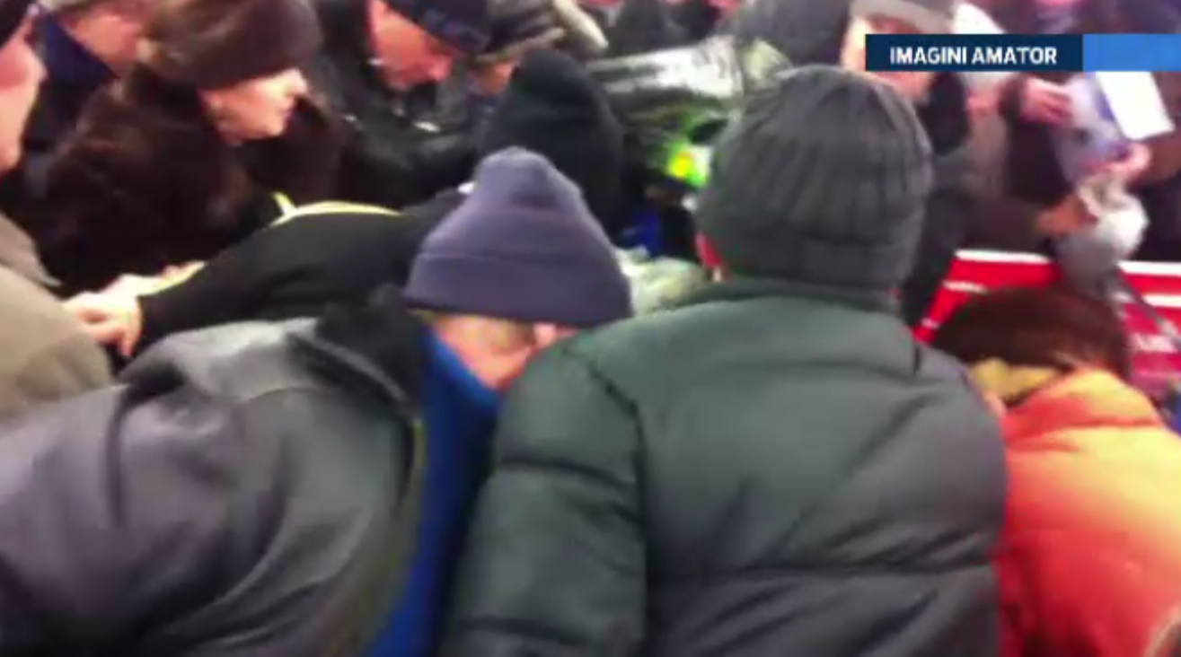 Bataie pe inhalatoare si surubelnite la Iasi. 400 de persoane au intrat in febra reducerilor si s-au calcat in picioare