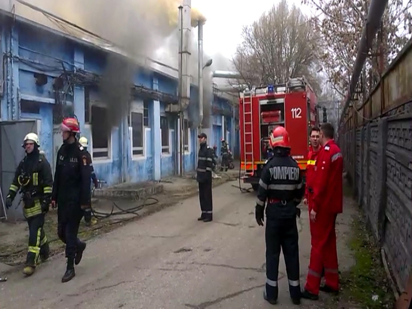 Panica astazi in Satu Mare. O sectie a unei fabrici de mobila a fost cuprinsa de flacari