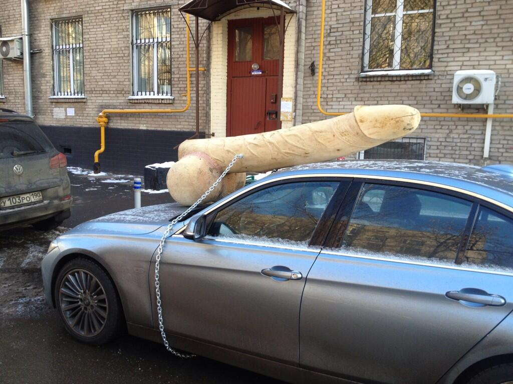 Rusii care au creat un cont parodie la adresa Kremlinului. Cum si-au descoperit masina pentru ca l-au criticat pe Putin