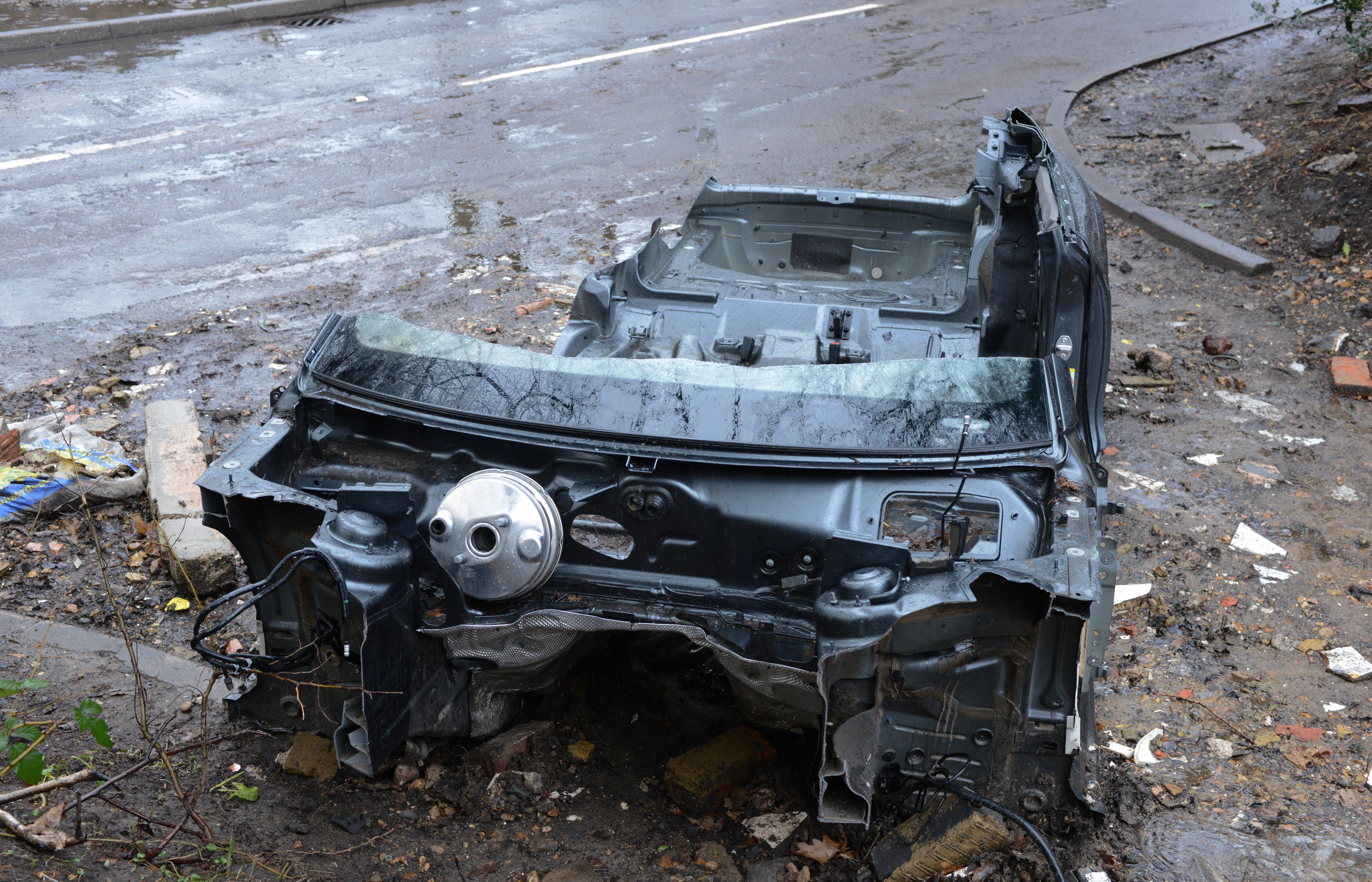 Un Audi a fost dezmembrat de hoti in cateva zile dupa ce a fost abandonat pe o strada inundata din Anglia