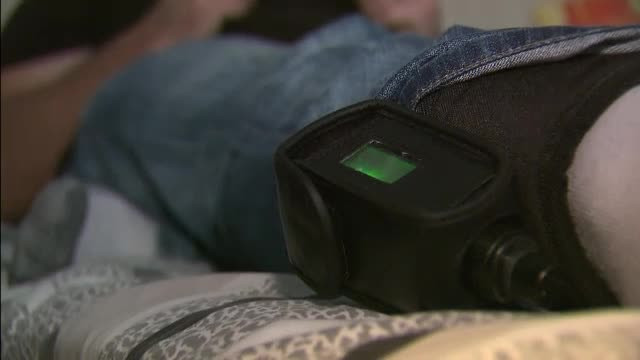 Primul roman pentru care domiciliul devine inchisoare. Autoritatile n-au fost in stare sa cumpere si dispozitive de urmarire