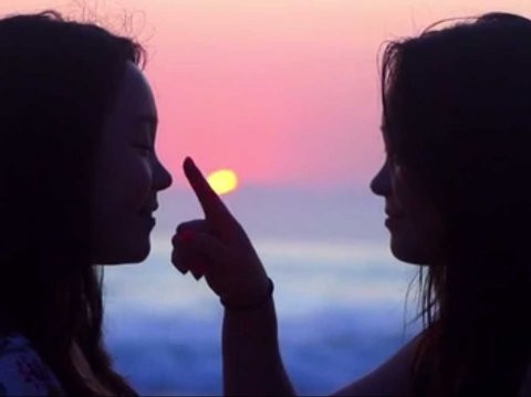 Au fost despartite la nastere, dar s-au regasit intamplator, pe internet. Cum a decurs reuniunea emotionanta a doua gemene