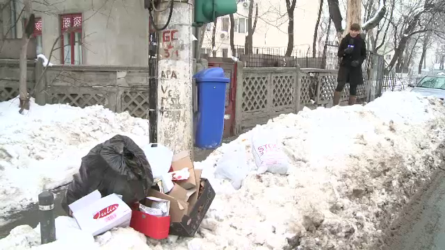Gunoi pe strada, dupa ninsoare