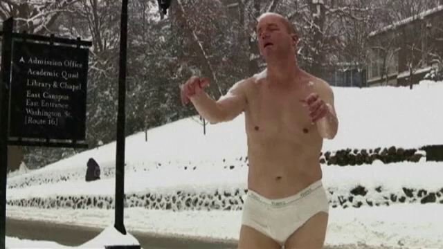 Barbat dezbracat, in stare de transa, in curtea unui colegiu de fete. Explicatia pentru aparitia care a bagat groaza in fete