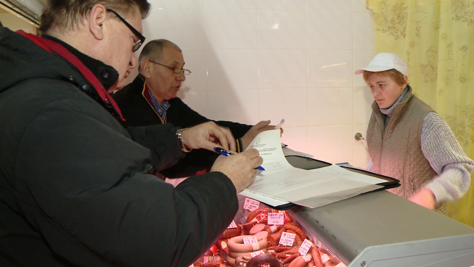 Marfa expirata, tigari la fir si medicamente fara autorizatie intr-un supermarket din judetul Cluj