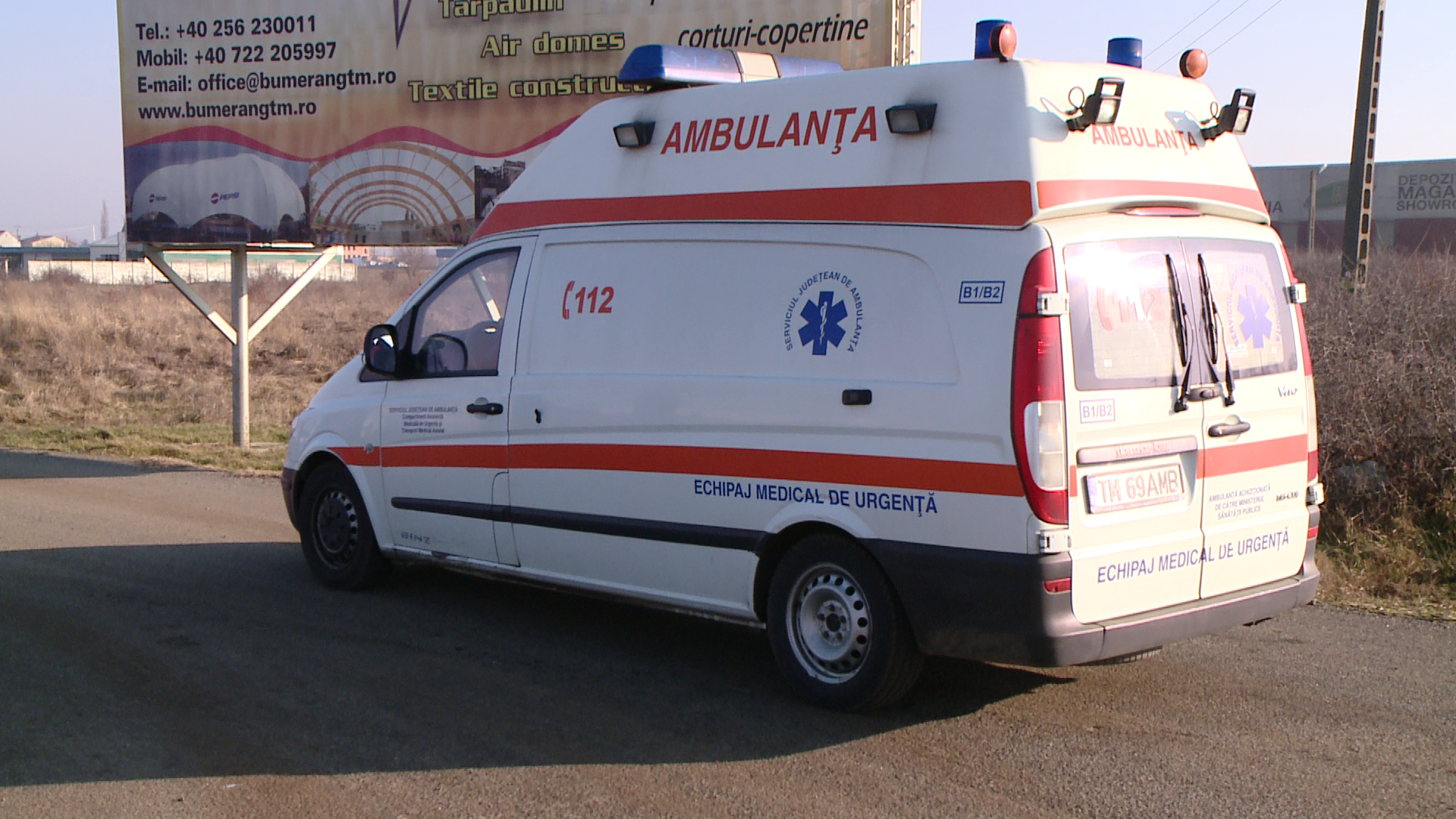 Accident langa Remetea Mare. O masina a derapat intr-o curba si s-a rostogolit pe camp. FOTO