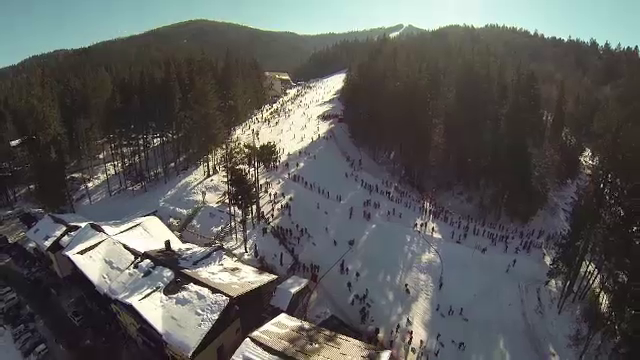 Preturi cu 30% mai mici decat in timpul sarbatorilor. Ofertele care i-au facut pe romani sa ia cu asalt statiunile, la munte