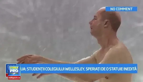 CLIPUL ZILEI: Studentii unui colegiu din SUA, speriati din cauza unei statui neobisnuite