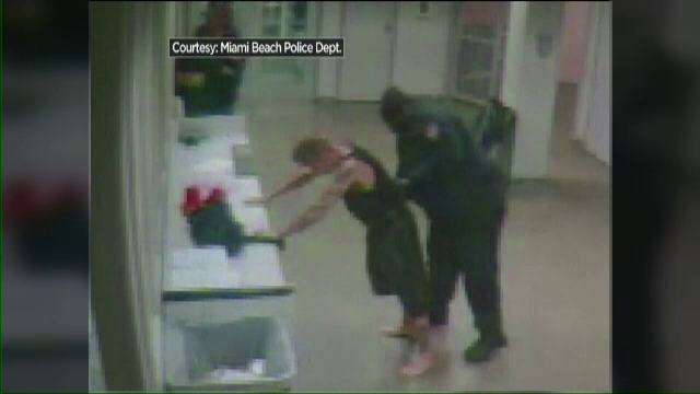 Primele imagini cu Justin Bieber in sectia de politie in timp ce e perchezitionat au fost facute publice de autoritati