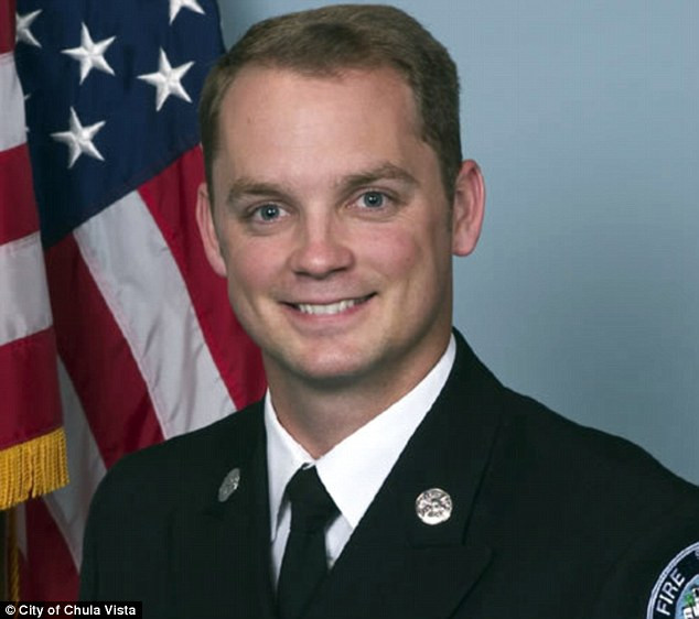 Un politist a incatusat un pompier, in timp ce acesta era in misiune de salvare. Nu i-a convenit cum parcase masina