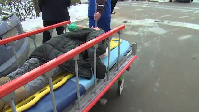 Romania, capul sus! Turturii de pe cladiri au inceput sa faca victime: 3 femei au fost lovite si au ajuns la spital