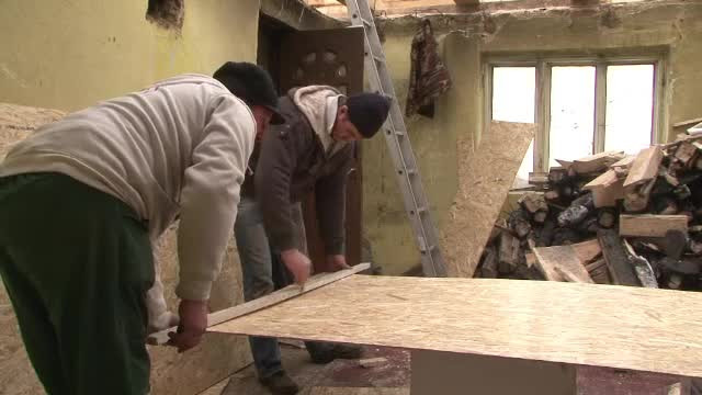Exemplu emotionant de omenie intr-un sat din Bacau. Satenii s-au unit pentru a repara casa unei familii cu trei copii
