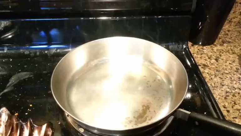 Experimentul care explica Efectul Leidenfrost. Ce se intampla cand pui bere intr-o tigaie incinsa