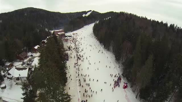 Statiunile de schi arata absolut spectaculos de sus. Imagini surprinse pe Valea Prahovei cu drona