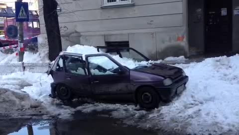 Gheata care cade de pe cladiri a inceput sa faca prapad. Un bucurestean si-a mai gasit doar jumatate din Tico