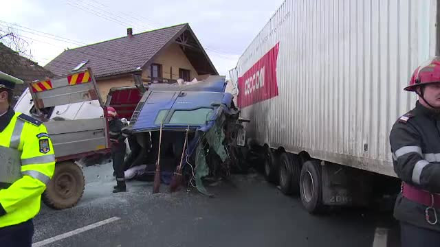 Dezastru pe DN1. Doua TIR-uri s-au ciocnit frontal dupa ce au incercat sa evite o caruta