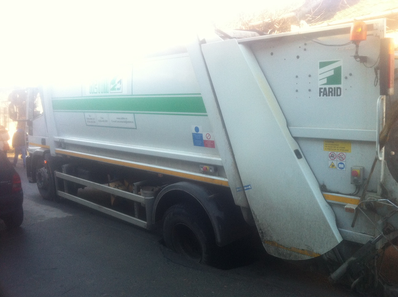 VIDEO. O masina RETIM a cazut cu roata intr-o groapa de jumatate de metru. Pamantul s-a surpat pe o strada recent asflatata