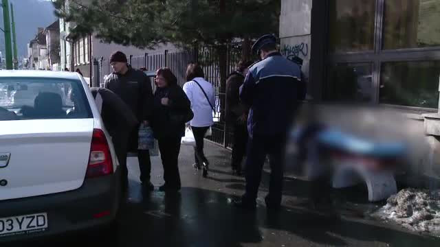 Doi pensionari din Brasov si Craiova au murit in timp ce stateau la cozile institutiilor statului