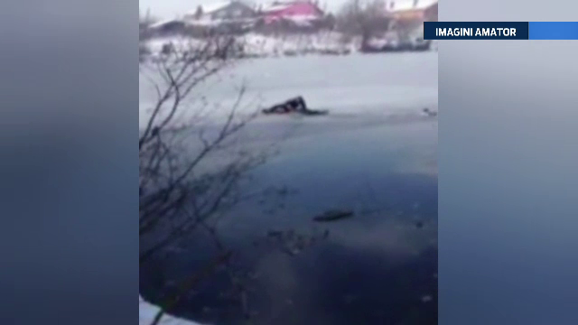 IMAGINI AMATOR: Doi jandarmi si-au riscat viata pentru a salva de la inec doi copii