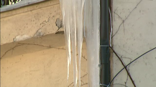 Pericolul care pandeste la fiecare pas pe care il facem. Turturii uriasi de pe cladiri au provocat deja pagube in Capitala