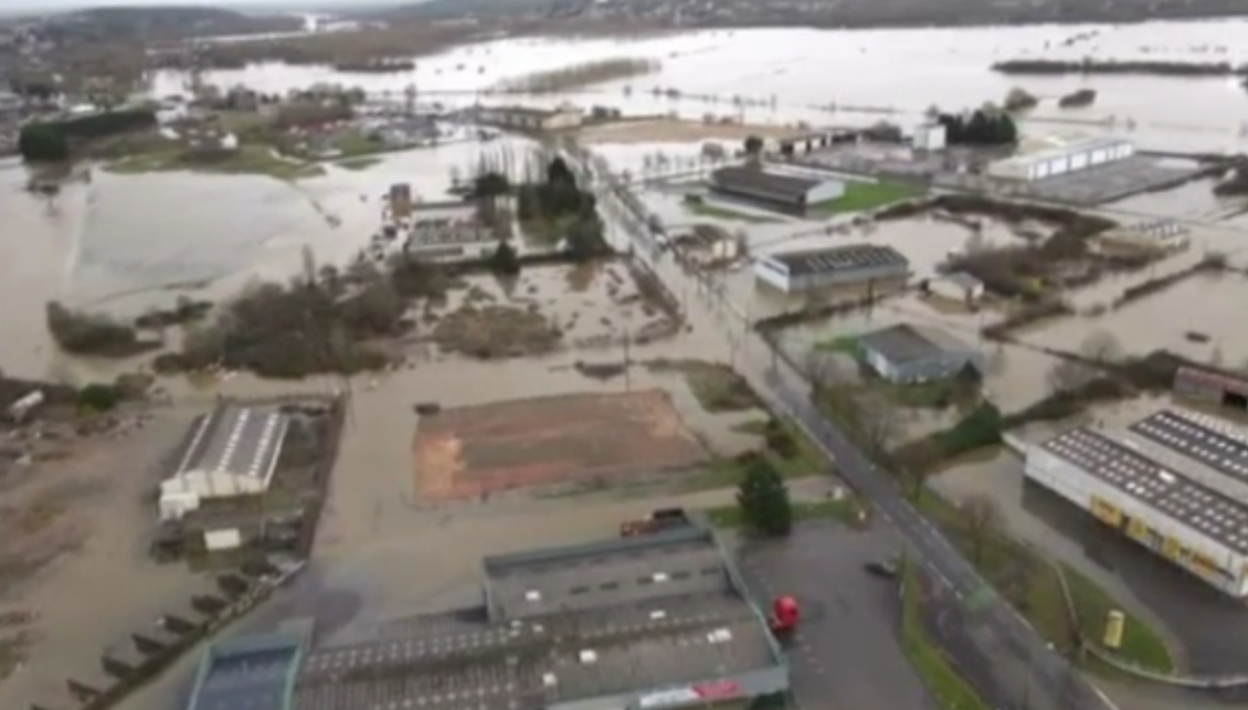 Record in Marea Britanie: 400 de alerte de inundatii. Pagubele au depasit un miliard de lire