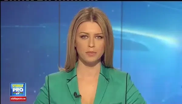 O masina RETIM a cazut cu o roata intr-o groapa de jumatate de metru. Pamantul s-a surpat pe o strada recent asflatata