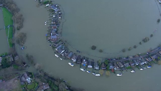 Anglia nu a mai trecut din 1766 printr-un asemenea dezastru. Inundatiile s-au extins spre Londra