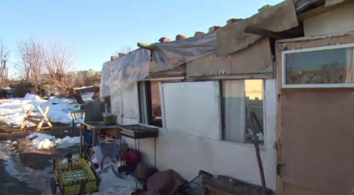 Avea doar patru kilograme la varsta de un an. Un copil din Braila s-a stins din cauza inanitiei, inconjurat de gunoaie