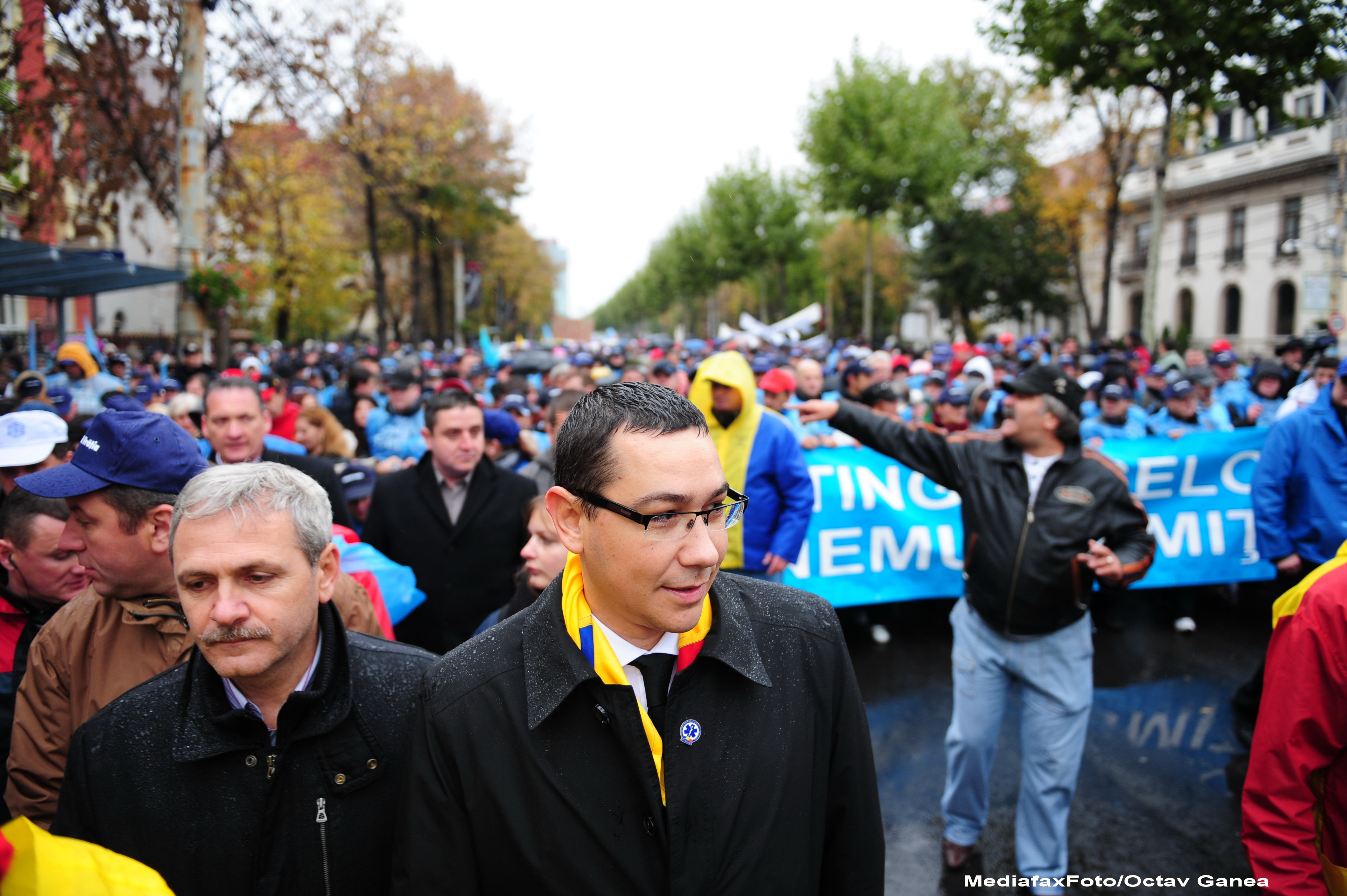 Dragnea vrea sa o rezolve barbateste cu Basescu: "Sa cheme lumea in strada, poate chemam si noi si transam lucrurile acolo"