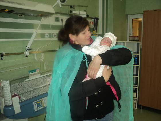 "Degetica", fetita minune din Romania care cantarea doar 680 de grame la nastere. Medicii ii dadeau doar 2% sanse