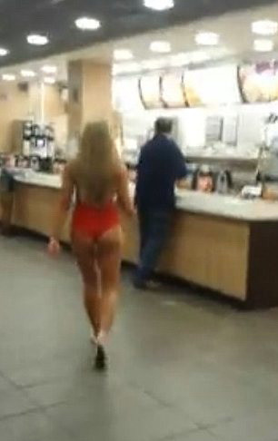 Aparitie ciudata intr-un McDonald's din Marea Britanie. Provocarea pe care o tanara nu a putut sa o refuze