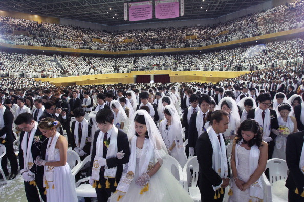 2500 de cupluri, casatorite simultan in Coreea de Sud. Ritualul neobisnuit al Bisericii Unificarii. GALERIE FOTO