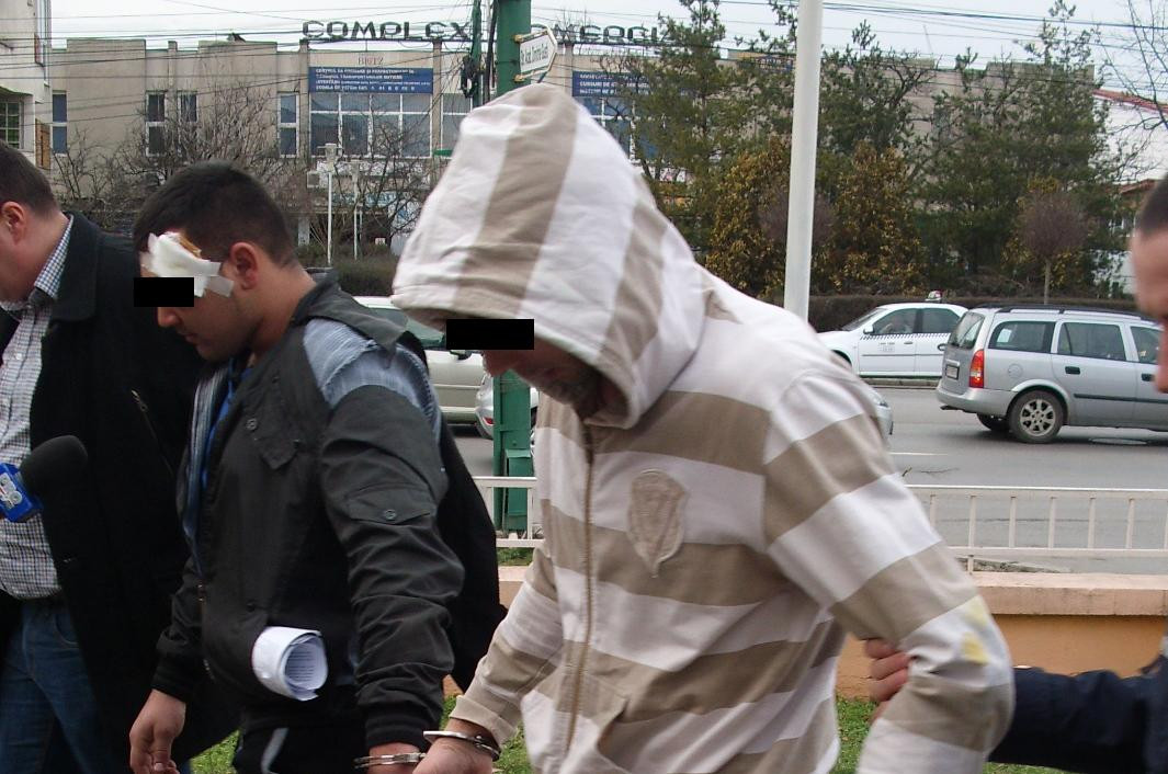 Hoti prinsi in flagrant la furat, urmariti de proprietarii pagubiti. Cum au incercat sa scape infractorii