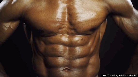 Cei care ii vad abdomenul refuza sa creada ca are varsta din buletin. Cum arata batranul de 70 de ani. VIDEO