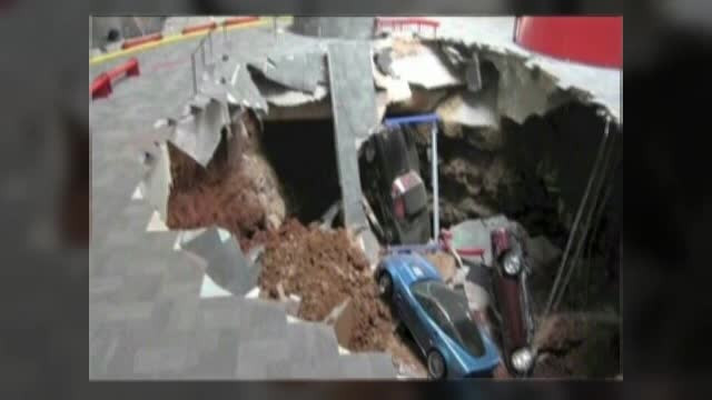 Opt masini Corvette au fost inghite de o gaura uriasa aparuta in pardoseala unui muzeu din Kentucky, SUA