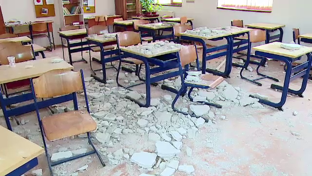 O scoala renovata in 2010 isi trimite elevii la spital. Tavanul a cazut peste copii in mijlocul unei ore