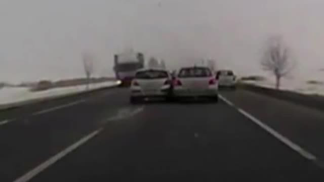 Inconstienta teribila surprinsa pe o sosea din Romania. Reactia unui sofer, dupa ce acroseaza un autoturism in trafic
