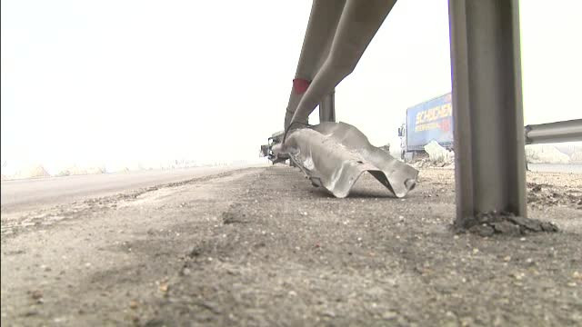 Autostrazile, distruse de interventiile de deszapezire. Cum au ajuns soselele de viteza sa ramana fara parapetii de protectie