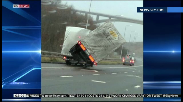 Furtuna violenta in Marea Britanie. Rafalele de vant au avut forta unui uragan. Mii de oameni au ramas in bezna