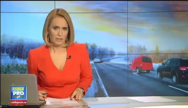 Inconstienta teribila surprinsa pe o sosea din Romania. Reactia unui sofer, dupa ce acroseaza un autoturism in trafic