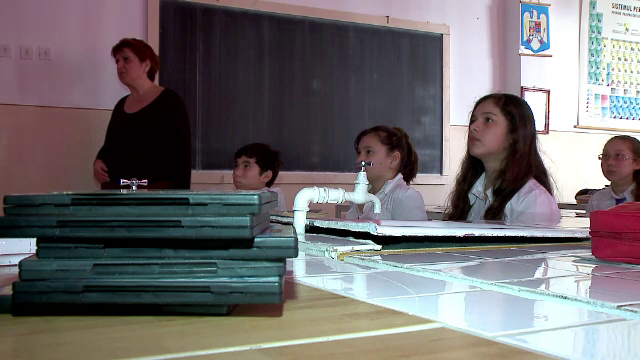 1000 de laptopuri primite gratuit de cateva scoli din Romania zac nefolosite, in praf. Ce explicatii au dascalii