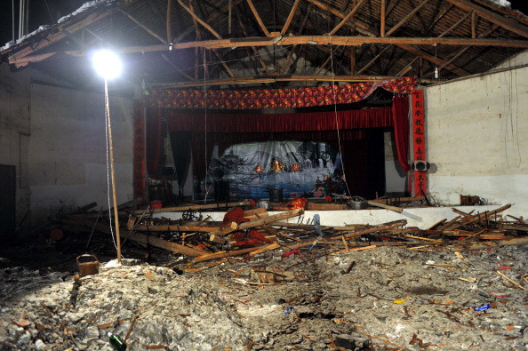 O cladire s-a prabusit in timpul unei nunti in China. Sunt cel putin 9 morti si 90 de raniti