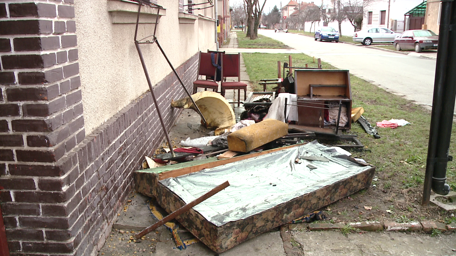 FOTO. Incendiu la o casa din Timisoara. O incapere a ars complet din cauza unui scurtcircuit la priza