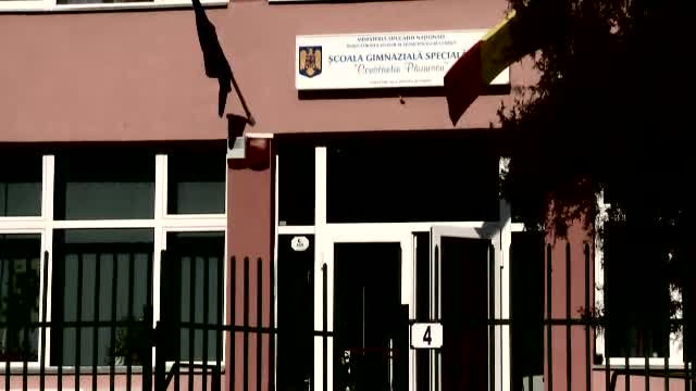 Acuzatii grave la o scoala speciala din Capitala. Mama unei fetite cu sindromul Down spune ca dascalii ii bat copilul