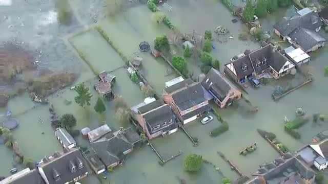 Ingenuncheata deja de inundatii, Marea Britanie va mai avea de infruntat o furtuna devastatoare. Cameron cere ajutorul UE