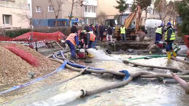 "Performanta" greu de egalat a unor muncitori din Brasov. Ce decizie au luat dupa ce au spart o teava de apa
