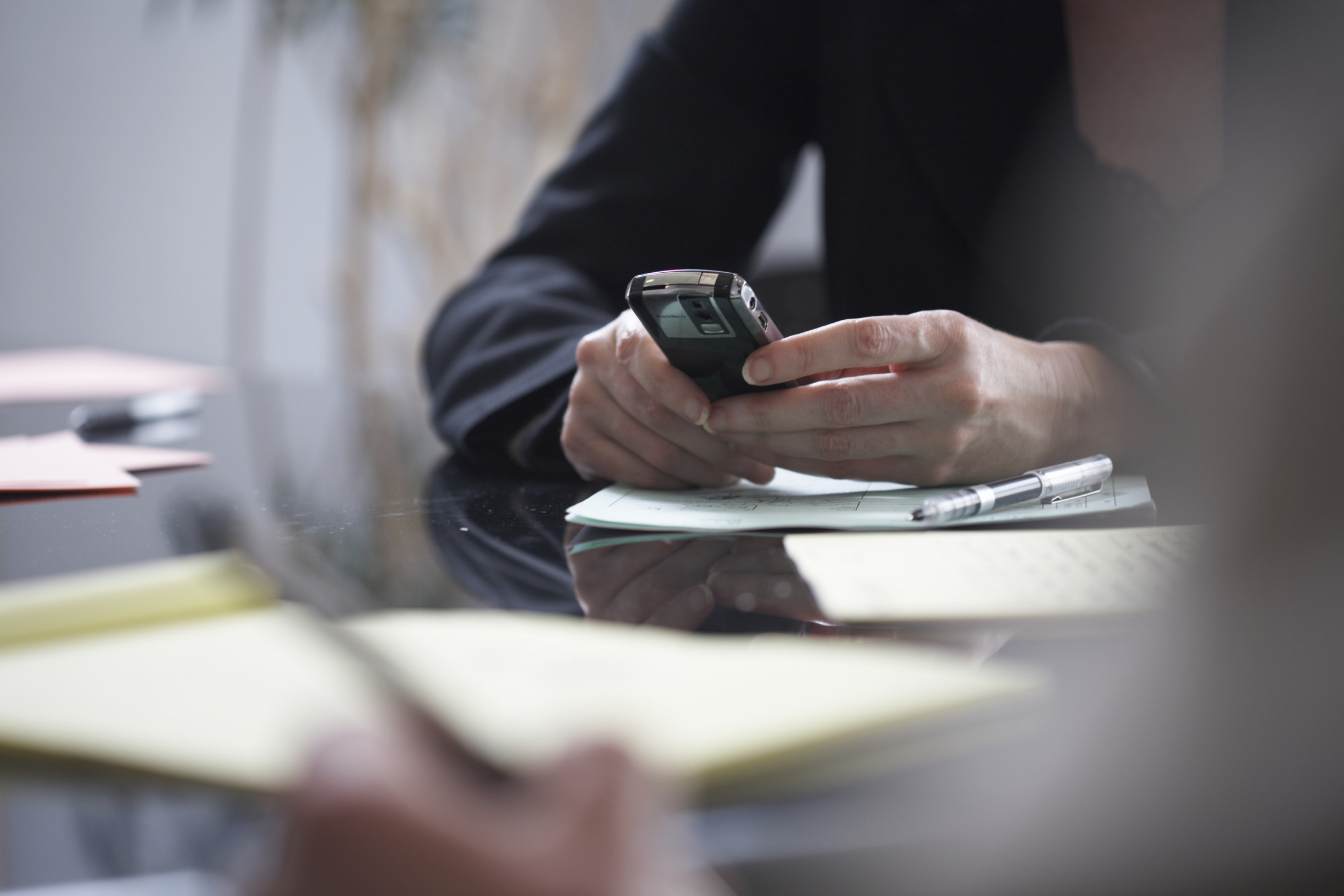 A gasit in telefonul iubitului dovada ca acesta o "insela". Motivul pentru care barbatul a fost arestat pe loc