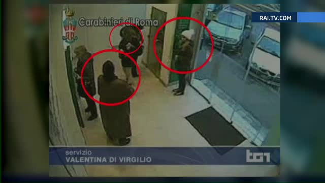 50 de italieni au fost lasati fara banii de pe card de un grup de romani. Metoda INEDITA a fost surprinsa de camerele video