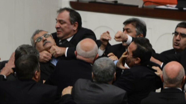 Batai si insulte in Parlamentul Turciei. Un deputat a ajuns la spital cu nasul spart