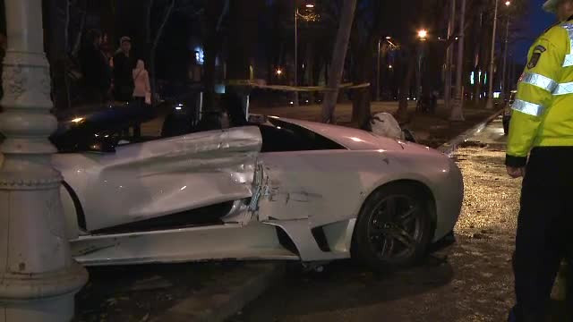 Accident spectaculos in Capitala: un Lamborghini s-a infipt intr-un stalp. Cine era in spatele volanului